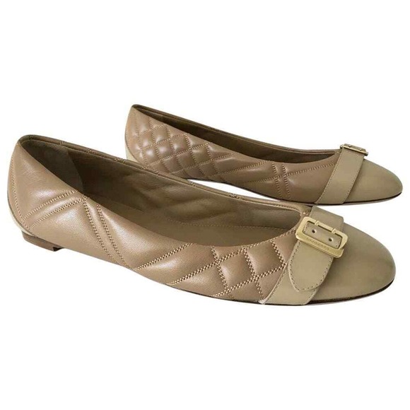 BURBERRY AVONWICK BEIGE NUDE QUILTED LEATHER GOLD LOGO BUCKLE FLATS 38.5 8.5